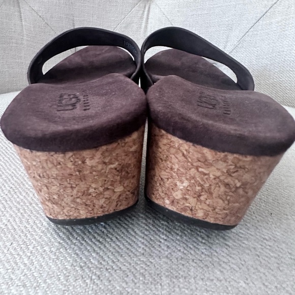 Brown suede Ugg slip on sandals - Picture 3 of 6